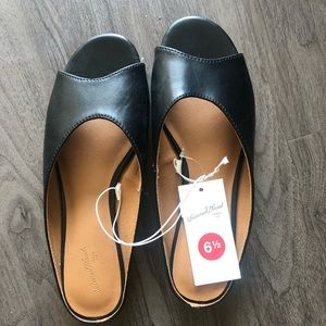 ADORABLE Black Sandals